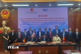 Ký kết biên bản ghi nhớ dự án Trung tâm đào tạo và phát triển nguồn nhân lực năng lượng tái tạo. (Ảnh: Sỹ Thắng/TTXVN)