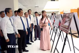 Các đại biểu tham quan triển lãm "Thái Nguyên trong dòng chảy báo chí cách mạng Việt Nam." (Ảnh: Trần Trang/TTXVN)