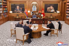 Thư ký Hội đồng An ninh Nga Sergey Shoigu (trái) trong cuộc gặp nhà lãnh đạo Triều Tiên Kim Jong Un (thứ 2, phải) ở Bình Nhưỡng ngày 4/6/2025. (Ảnh: Yonhap/TTXVN)