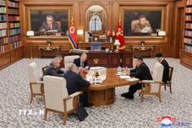 Thư ký Hội đồng An ninh Nga Sergey Shoigu (trái) trong cuộc gặp nhà lãnh đạo Triều Tiên Kim Jong Un (thứ 2, phải) ở Bình Nhưỡng ngày 4/6/2025. (Ảnh: Yonhap/TTXVN)