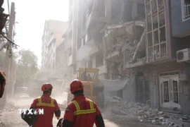 Các tòa nhà bị phá hủy sau cuộc không kích của Israel tại Tehran, Iran. (Ảnh: THX/TTXVN)