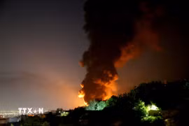 Một kho nhiên liệu ở Tehran, Iran trúng không kích của Israel. (Ảnh: AA/TTXVN)