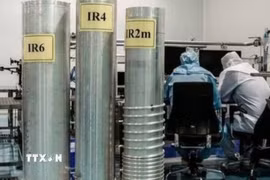 Kỹ thuật viên làm việc tại một cơ sở hạt nhân của Iran. (Ảnh: IRNA/TTXVN)