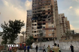 Tòa nhà bị hư hại sau cuộc không kích của Israel tại Tehran, Iran. (Ảnh: AA/TTXVN)