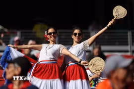 Niềm vui của các cổ động viên đội tuyển Paraguay. (Ảnh: THX/TTXVN)