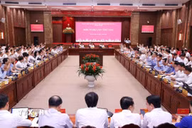 Hội nghị lần thứ sáu Ban Chấp hành Đảng bộ thành phố Hà Nội khóa XVIII thông qua Chương trình. (Ảnh: Văn Điệp/TTXVN)