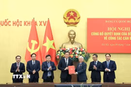 Phó Chủ tịch Thường trực Đỗ Văn Chiến trao Quyết định bổ nhiệm các chức danh Uỷ ban Kiểm tra Đảng uỷ Quốc hội. (Ảnh: Tuấn Anh/TTXVN)