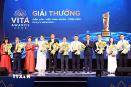Các đơn vị được nhận giải thưởng Điểm đến-Điểm tham quan-Công viên du lịch hàng đầu được vinh danh tại sự kiện. (Ảnh: Đức Phương/TTXVN)