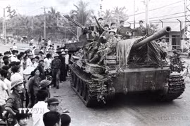 Xe tăng quân Giải phóng tiến vào giải phóng Nha Trang (Khánh Hòa), ngày 2/4/1975. (Ảnh: Tư liệu TTXVN)