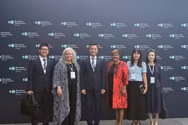 Thứ trưởng Đặng Hoàng Giang và đoàn chụp ảnh với Lãnh đạo Bloomberg Media. (Nguồn: Bộ Ngoại giao)