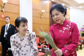 Phu nhân Ngô Phương Ly giới thiệu về bánh cốm với Phu nhân Ishiba Yoshiko. (Ảnh: An Đăng/TTXVN)
