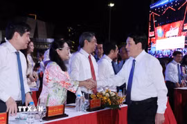 Chủ tịch nước Lương Cường với các đại biểu dự chương trình cầu truyền hình chính luận nghệ thuật với chủ đề “Vang mãi khúc khải hoàn” tại điểm cầu Thành phố Hồ Chí Minh. (Ảnh: Lâm Khánh/TTXVN)