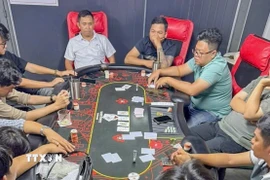 Hiện trường sòng bạc Poker tại tiệm bida khi bị lực lượng chức năng bắt quả tang. (Ảnh: TTXVN phát)