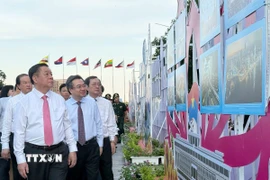 Các đại biểu tham quan triển lãm. (Ảnh: Thu Hương/TTXVN)