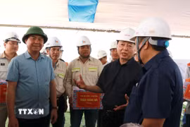 Phó Thủ tướng Chính phủ Trần Hồng Hà kiểm tra tiến độ thực hiện tại Khu bến cảng Mỹ Thủy. (Ảnh: Thanh Thủy/TTXVN)