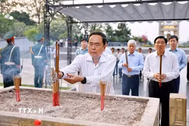 Chủ tịch Quốc hội Trần Thanh Mẫn dâng hoa, dâng hương tri ân các Anh hùng liệt sỹ tại Nghĩa trang Liệt st4 quốc gia Đường 9. (Ảnh: Doãn Tấn/TTXVN)
