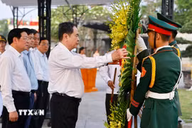 Chủ tịch Quốc hội Trần Thanh Mẫn dâng hoa, dâng hương tri ân các Anh hùng liệt sỹ tại Nghĩa trang Liệt sỹ quốc gia Đường 9. (Ảnh: Doãn Tấn/TTXVN)