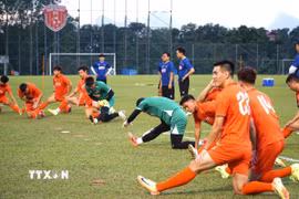 Đội tuyển Việt Nam tại buổi tập đầu tiên tại Trung tâm huấn luyện Sime Darby, bang Selangor-Malaysia. (Ảnh: Hằng Linh/TTXVN)