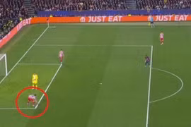 Tình huống gây tranh cãi ở trận Barcelona thua Atletico tại Nou Camp.