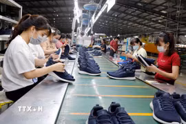 Sản xuất giày xuất khẩu. (Ảnh minh họa: Trần Việt/TTXVN)
