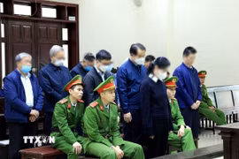 Các bị cáo trong phiên tòa ngày 15/12/2025. (Ảnh: Tuấn Anh/TTXVN)