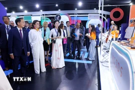 Phó Thủ tướng Bùi Thanh Sơn và các đại biểu tham quan Triển lãm Công nghệ do Hiệp hội An ninh mạng quốc gia chủ trì. (Ảnh: Phạm Kiên/TTXVN)