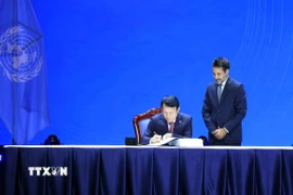 Bộ trưởng Công an Việt Nam Lương Tam Quang ký Công ước của Liên hợp quốc về Chống tội phạm mạng. (Ảnh: Phạm Kiên/TTXVN)