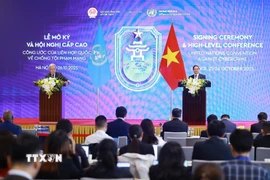 Thủ tướng Phạm Minh Chính cùng Tổng Thư ký Liên hợp quốc tại cuộc gặp gỡ báo chí Lễ mở ký và Hội nghị cấp cao Công ước của Liên hợp quốc về chống tội phạm mạng. (Ảnh: Dương Giang/TTXVN)