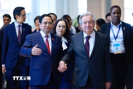 Thủ tướng Chính phủ Phạm Minh Chính cùng Tổng Thư ký Liên hợp quốc António Guterres đến cuộc gặp gỡ báo chí Lễ mở ký và Hội nghị cấp cao Công ước của Liên hợp quốc về Chống tội phạm mạng. (Ảnh: Dương Giang/TTXVN)