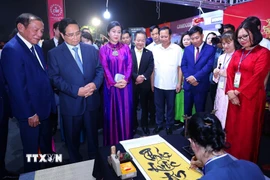 Thủ tướng Phạm Minh Chính tham quan không gian văn hóa của Việt Nam tại Lễ hội. (Ảnh: Dương Giang/TTXVN)