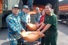 Cán bộ, chiến sỹ Sư đoàn 372 (Quân chủng Phòng không-Không quân) bàn giao nhu yếu phẩm cho các lực lượng tỉnh Thái Nguyên. (Ảnh: TTXVN phát)