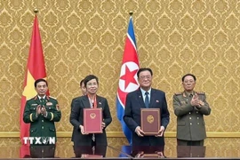 Tổng Giám đốc TTXVN Vũ Việt Trang và Chủ tịch KCNA Kim Pyong Ho ký Thỏa thuận hợp tác. (Ảnh: Hồng Điệp/TTXVN)