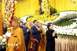 Đoàn đại biểu lãnh đạo Đảng, Nhà nước, Ủy ban MTTQ Việt Nam do bà Nguyễn Thị Thanh, Phó Chủ tịch Quốc hội dẫn đầu viếng Trưởng lão Hòa thượng Thích Trí Tịnh. Ảnh: Xuân Khu/TTXVN)