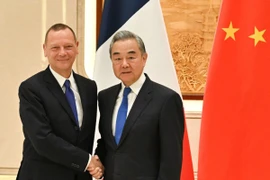 Bộ trưởng Ngoại giao Trung Quốc Vương Nghị và Cố vấn ngoại giao của Tổng thống Pháp Emmanuel Bonne. (Nguồn: Xinhua)