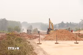 Các phương tiện thi công cao tốc Vạn Ninh-Cam Lộ qua huyện Vĩnh Linh (Quảng Trị). (Ảnh: Nguyên Lý/TTXVN)