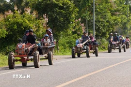 Người dân đi sơ tán tránh xung đột tại Oddar Meanchey, Campuchia. (Ảnh: THX/TTXVN)