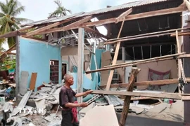 Một ngôi nhà ở tỉnh Ubon Ratchathani, Thái Lan, bị phá hủy do trúng đạn pháo trong xung đột biên giới với Campuchia. (Ảnh: THX/TTXVN)