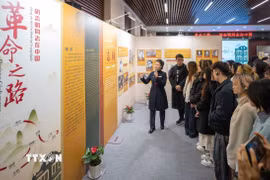 Thanh niên Việt Nam và Trung Quốc tại Trùng Khánh tìm hiểu về cuộc đời cách mạng phong phú và cao quý của Chủ tịch Hồ Chí Minh khi hoạt động tại Trung Quốc. (Ảnh: TTXVN phát)
