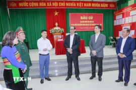 Phó Chủ tịch Quốc hội Trần Quang Phương và đoàn công tác kiểm tra các điều kiện phục vụ cử tri tại điểm bỏ phiếu số 10, thôn Tân Thành (xã Pù Luông). (Ảnh: Hoa Mai/TTXVN)