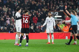 Harry Maguire bị truất quyền thi đấu.