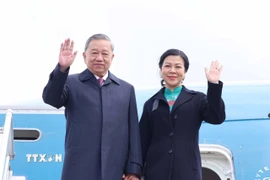 Tổng Bí thư Tô Lâm và Phu nhân đến thủ đô Minsk, bắt đầu chuyến thăm cấp Nhà nước tới Cộng hòa Belarus. (Ảnh: Thống Nhất/TTXVN)