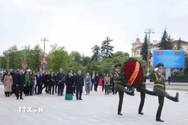 Tổng Bí thư Tô Lâm và Phu nhân cùng Đoàn đại biểu cấp cao Việt Nam đến đặt hoa tại Tượng đài Chiến thắng ở thủ đô Minsk. (Ảnh: Thống Nhất/TTXVN)