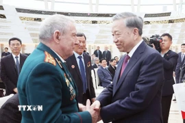 Tổng Bí thư Tô Lâm thăm hỏi, tặng quà cho cựu quân nhân Belarus từng có đóng góp nổi bật cho Việt Nam. (Ảnh: Thống Nhất/TTXVN)