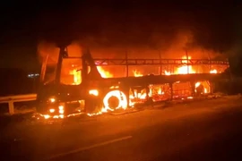 Xe khách cháy trơ khung trên cao tốc Thành phố Hồ Chí Minh-Trung Lương