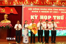 Lãnh đạo tỉnh Đồng Nai chúc mừng ông Nguyễn Kim Long được bầu giữ chức Phó Chủ tịch Ủy ban Nhân dân tỉnh. (Ảnh: Sỹ Tuyên/TTXVN)