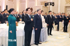Tổng Bí thư Tô Lâm và Phu nhân cùng Tổng thống Hàn Quốc Lee Jae Myung và Phu nhân thực hiện nghi lễ chào cờ. (Ảnh: Thống Nhất/TTXVN)