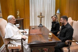 Tổng thống Ukraine Volodymyr Zelensky (trái) trong cuộc gặp Giáo hoàng Leo XIV ở Vatican ngày 18/5/2025. (Ảnh: Getty Images/TTXVN)