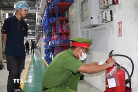 Lực lượng chức năng kiểm tra hệ thống PCCC tại Công ty TNHH Logoplaste Vietnam. (Ảnh: Huyền Trang/TTXVN)