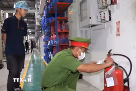 Lực lượng chức năng kiểm tra hệ thống PCCC tại Công ty TNHH Logoplaste Vietnam. (Ảnh: Huyền Trang/TTXVN)