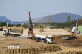 Nhà thầu huy động hàng trăm máy móc thiết bị để đẩy mạnh thi công. (Ảnh: Sỹ Thắng/TTXVN)